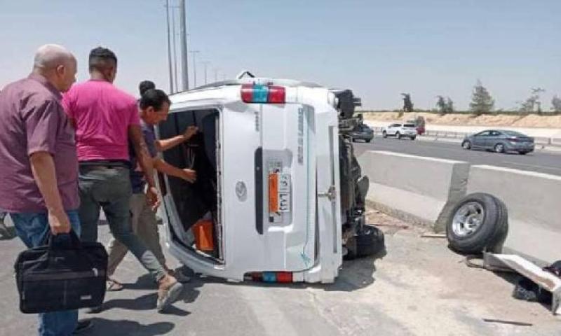 مصرع شخصين وإصابة 11 أخرين في انقلاب سيارة ميكروباص علي الطريق الصحراوي بأسوان