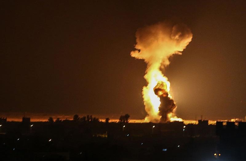 غارة جوية إسرائيلية تستهدف منزل عائلة شهيد فلسطيني في حي ”الشجاعية” بغزة