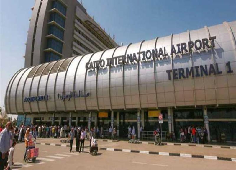 «جمارك مطار القاهرة» تضبط راكبين أجنبيين بحوزتهما أسلحة بيضاء ومخدرات