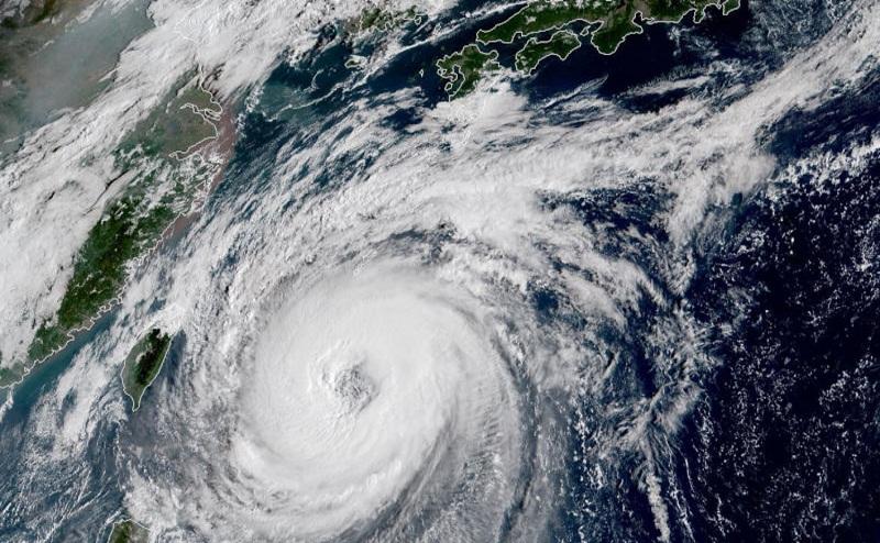 «الأرصاد اليابانية» تحذر من رياح عنيفة وأمطار غزيرة مع اقتراب إعصار «ماوار»