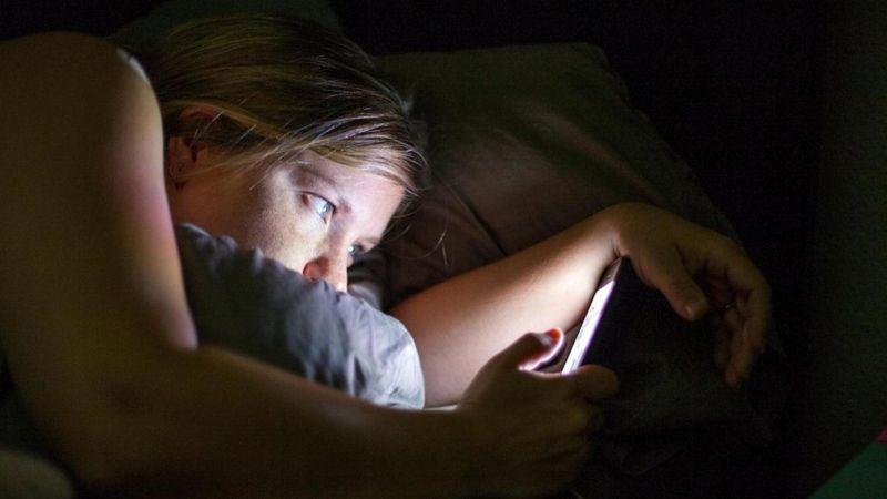 دراسة ترصد العلاقة بين اضطرابات النوم واستخدام وسائل التواصل الاجتماعي في المساء