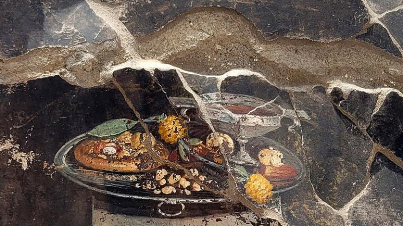 علماء الآثار يكتشفون لوحة عمرها ألفا عام لـ «البيتزا الإيطالية» في منزل قديم في بومبي