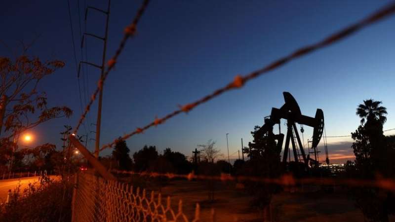 استقرار النفط بعد زيادة أكبر من المتوقع في مخزونات الخام الأميركية