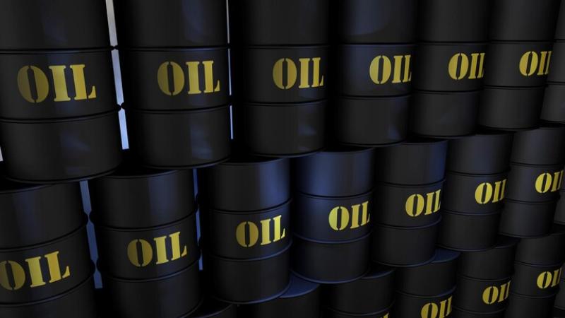 أسعار النفط تستهل الأسبوع على انخفاض