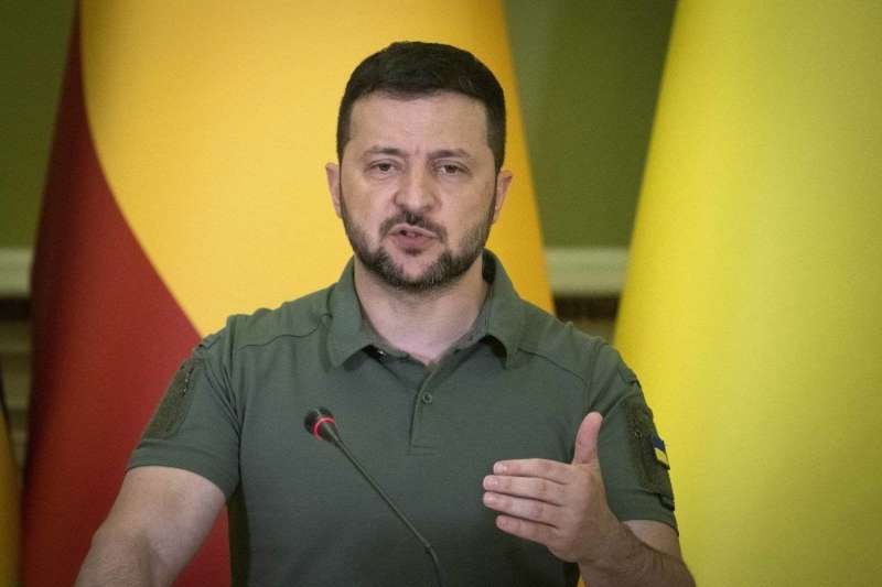 زيلينسكي يعلن إقالة وزير الدفاع الأوكراني ريزنيكوف