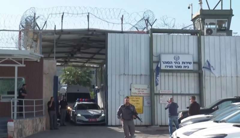 لحظة نقل الأسرى الفلسطينيين لسجن عوفر تمهيدا للإفراج عنهم| فيديو