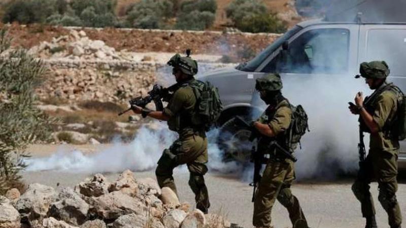 قوات الاحتلال الإسرائيلي تستهدف الفلسطينيين شمال القدس