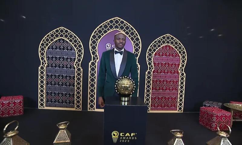 فيكتور أوسيمين أفضل لاعب في إفريقيا لعام 2023 متفوقًا على صلاح وحكيمي