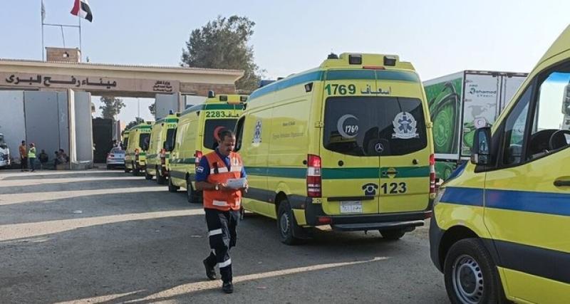 وصول 21 مصابًا من قطاع غزة إلى معبر رفح للعلاج في مصر