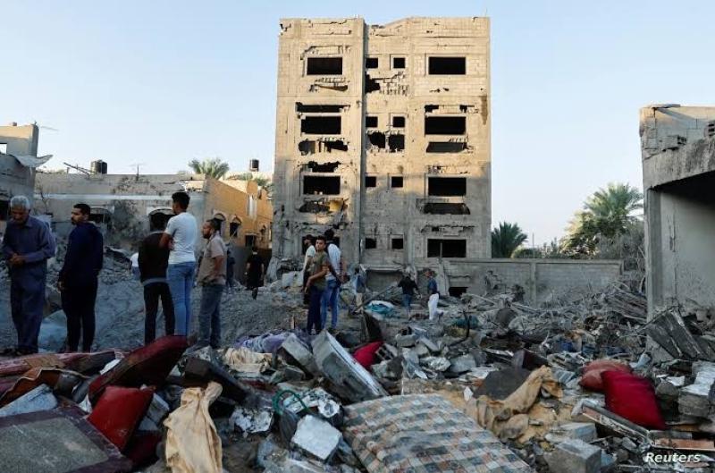 الاحتلال يقصف منزلًا جنوب مخيم النصيرات وسط قطاع غزة