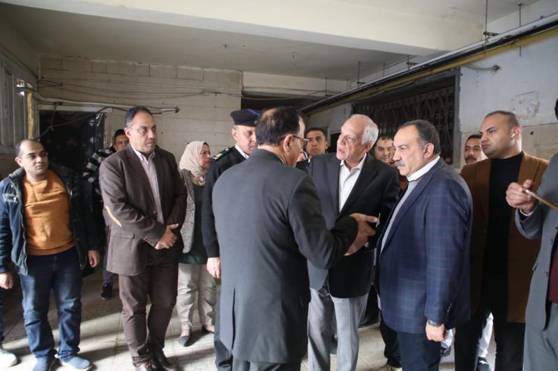 محافظ الجيزة يتفقد موقع حادث انزلاق احدي الكمرات الخرسانية أثناء تركيبها بمحور الفريق كمال عامر ببولاق٨٧