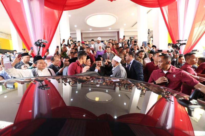 *استقبال حاشد لشيخ الأزهر رئيس مجلس حكماء المسلمين خلال زيارته لمعاهد دار النجاح الإسلامية بإندونيسيا