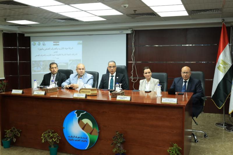 محافظ الجيزة يترأس اجتماعًا موسعًا لمتابعة تحسين خدمات مياه الشرب والصرف الصحي